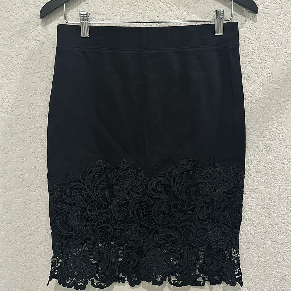 Haute Monde Large black laced skirt